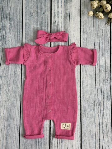 Купить оптом 336-Ф. Комбинезон с повязкой для девочки из муслина, хлопок 100%, размеры 56,62,68, фуксия в Бердске