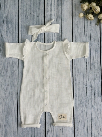 Купить оптом 336-МО. Комбинезон с повязкой для девочки из муслина, хлопок 100%, размеры 56,62,68, молочный в Бердске