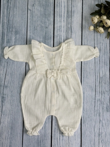 Купить оптом 337-МО. Комбинезон с бантом для девочки из муслина, хлопок 100%, размеры 56,62,68, молочный в Бердске