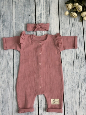 Купить оптом 336-П. Комбинезон с повязкой для девочки из муслина, хлопок 100%, размеры 56,62,68, пудра в Бердске